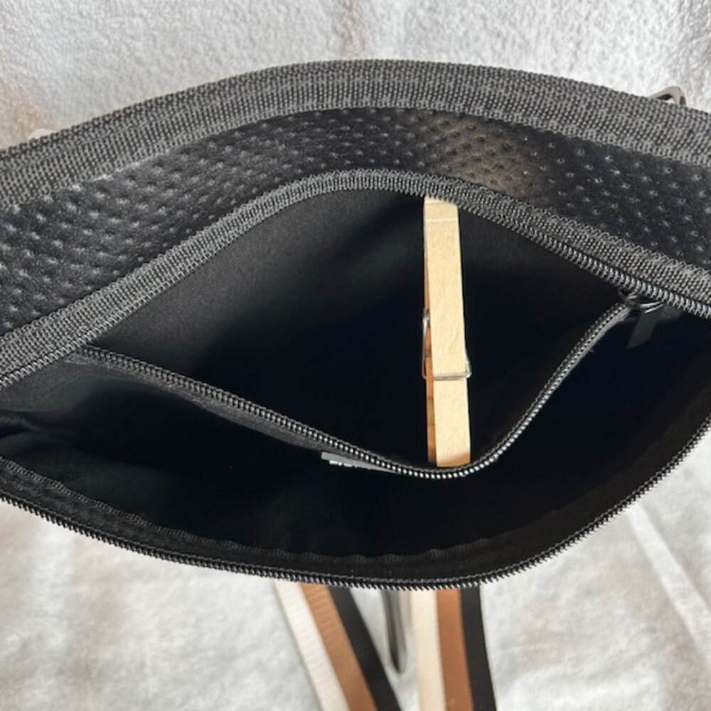 Haute Shore Peyton Chic Crossbody Bag Black & Caramel + 2 Straps - Picture 5 of 6